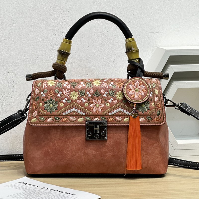 Embroidery On Leather - Bolsa de Couro Johnature com Bordado